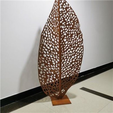 CORTEN ACÉLLEVELES SZOBOROK