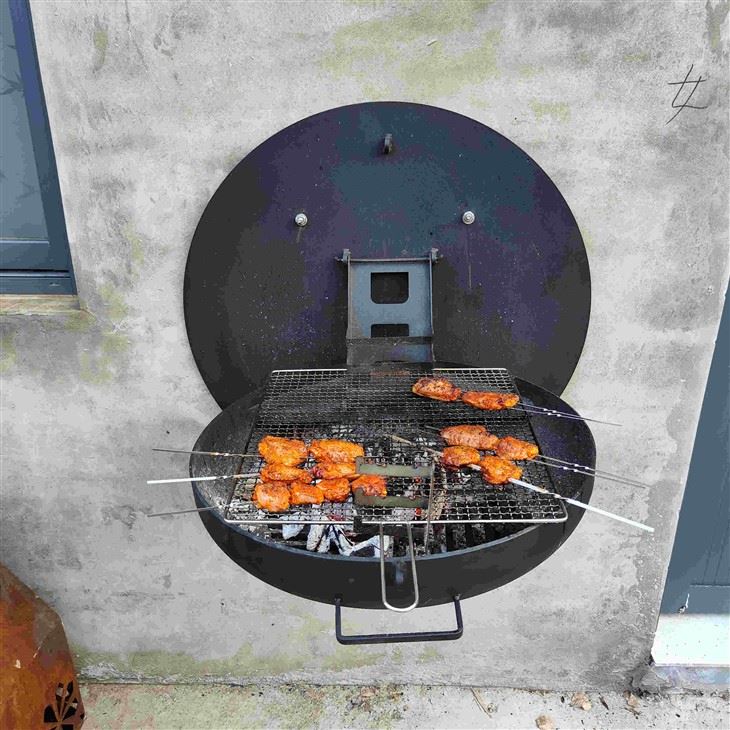 Fekete falra szerelhető grill