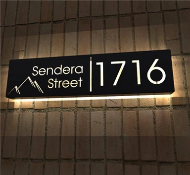 Fémcím jel az udvarra